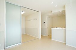 【ＬＤＫ】キッチンは対面式。ダウンライトを設置しています。