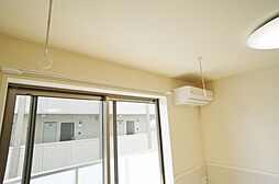 【設備】室内物干しの設置がございます。エアコンの設置あり。