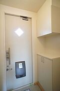 【玄関】上下にわかれた玄関クローゼットは収納力もあり、小物等を飾ると素敵ですね♪