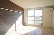 【洋室】南側の大きな窓からは風と明るい陽射しが入ります◎