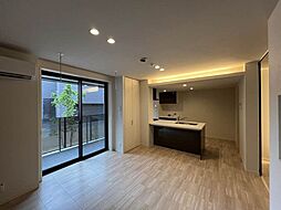 【ＬＤＫ】間接照明を天井に設置し、ムードのあるお部屋を演出しております。