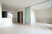 【ＬＤＫ】キッチンと対面式の繋がりが良いリビングです！広々とした空間でお部屋作りも幅広く楽しめそうですね♪