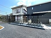 敷地内屋根付き駐輪場あり。