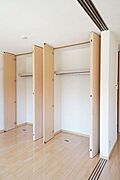 洋室収納にはハンガーパイプ付きでたくさんの服を掛けたり、小物収納に役立つ棚板が付いています♪