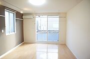 ■洋室　9．3帖■角部屋・二面採光で明るく風通しの良いお部屋♪■雨天時や外出時の洗濯物の室内干しや、人目を避けたい洗濯物干しに役立つホスクリーン♪