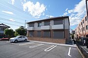 全5戸2階建積水ハウス施工『シャーメゾン』です。南側は駐車場なので日当たり良好。