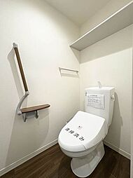 【トイレ】幅広い年齢層から支持されている温水洗浄暖房便座♪冬場も便座が暖かくご使用いただけます♪上部には棚があるので、トイレットペーパーのストックや掃除用品の収納もできます◎