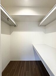 【収納】長い丈の衣類もハンガーにかけたまま収納できるハンガーパイプや、収納に便利な中段・枕棚付きのウォークインクローゼット♪