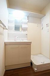 【洗面】鏡の両脇に収納スペースを確保した洗髪洗面化粧台は、水栓がリフトアップするので洗髪もラクラク♪忙しい朝の洗髪に大助かり♪上部には棚があるので、掃除用品等の収納にも便利♪