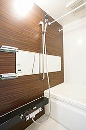 【浴室】沸し直しができる追焚機能だけでなく、衣類乾燥や冬に浴室内を暖めてから入浴が出来る暖房機能も付いています♪ダーク系のアクセント壁がモダンな印象の浴室は、あなたを癒すリラックス空間♪