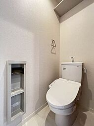 【トイレ】幅広い年齢層から支持されている温水洗浄暖房便座♪冬場も便座が暖かくご使用いただけます♪上部には棚があるので、トイレットペーパーのストックや掃除用品の収納もできます♪