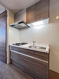 【キッチン】嬉しい2口コンロのビルトインガスコンロ付き♪シンク下は収納したものを出し入れしやすいスライド式収納を採用♪