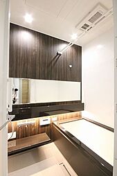 ＜浴室＞ホテルで寛ぐようなリラクゼーションな一時を過ごせるデザインです。