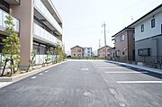 駐車場はすべて並列で確保。駐車スペースのおかげで隣地とも圧迫感のない立地です。