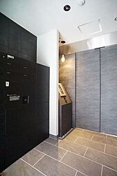 エントランスには宅配ＢＯＸあり。自動ドアのオートロック共用玄関です！