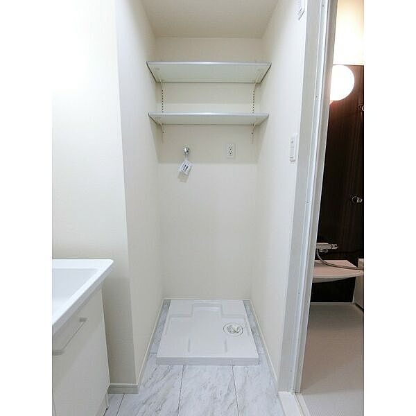 画像6:洗濯機置き場へは、防水パンの設置・上部へは収納棚ございます