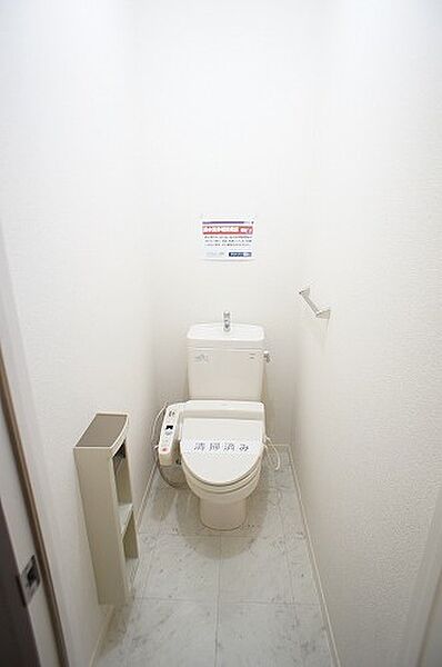 画像6:ペーパーホルダーは、トイレ小物が置ける棚付きとなっています♪