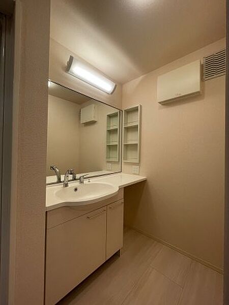 画像5:鏡も大きく使いやすい、カウンタータイプの洗髪洗面化粧台♪