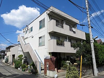 外観：駅徒歩7分。周辺は閑静な住宅街で緑豊かな環境です。南向き最上階角部屋で陽当たりも良好。