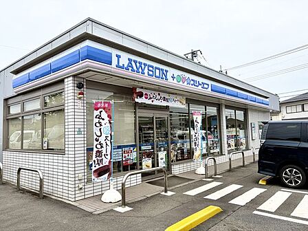 ローソン・スリーエフ入間上小谷田店 徒歩10分。 750m