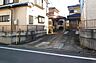 外観：幅員約6ｍの前面道路は車の出し入れがしやすくなっています。