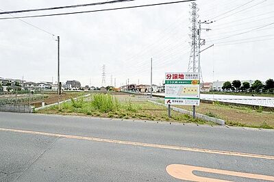 外観：綺麗な整形地　用途多彩な広い道路面の土地33坪