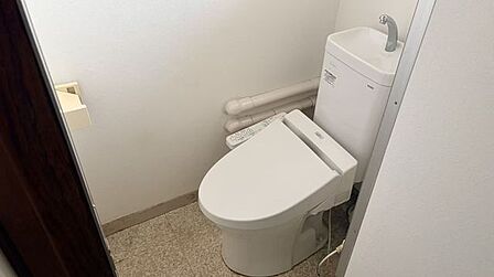 トイレ冬場でもポカポカな温水洗浄便座を採用。