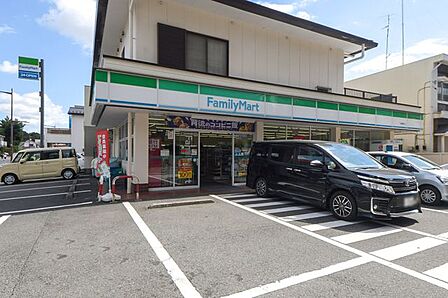 ファミリーマート 川越通町店 徒歩2分。 140m
