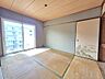 和室：LDKと続き間になった和室で、南向きバルコニーから心地よい陽光が差し込みます。