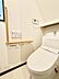トイレ：【トイレ】階段下を利用した1階トイレ。手すり付きの安心感！2階にもトイレがあり、混雑緩和、病気等で使用を制限したい時に便利です