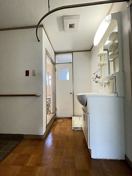 【玄関ホール】玄関ホール部分が少なく、居住空間をしっかりと確保する間取です