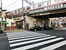 周辺：【京成本線堀切菖蒲園駅】近くに駅名の由来ともなっている葛飾区の観光名所「堀切菖蒲園」があり、6月上旬～中旬には、200種6、000株の花菖蒲が開花し、人々の目を楽しませてくれています。
