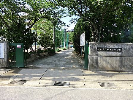 昭和51年4月設立。学校教育目標「自ら学ぶ子　思いやりのある子　最後までがんばりぬく子」