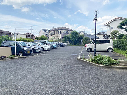 敷地内駐車場。*駐車場空き状況は2025年6月時点の内容です。
