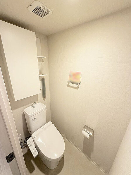 トイレは温水洗浄便座・収納棚付です。