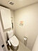 トイレ：トイレは温水洗浄便座・収納棚付です。
