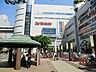 周辺：夜10時まで営業している地下食品売り場をはじめ、幅広いジャンルの商品を取り扱っている。