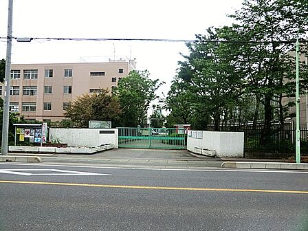 創立は、昭和49年4月1日。学校ビオトープ(自然観察路)を地域への開放し、また朝のあいさつ運動や巡回等、地域の教育力を生かした取り組みを行っている。