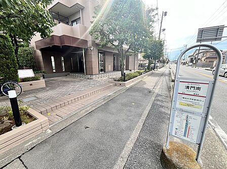 【マンション前バス停】/2026年8月撮影