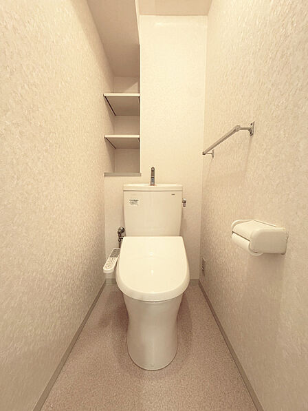 ■トイレは快適な温水洗浄便座機能付き♪ペーパー類を保存できる収納つきです!(令和4年10月にクッションフロア張替えのリフォーム工事をしています!)