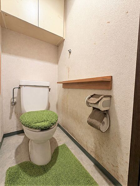 ■空間を有効活用できる壁面収納のついたトイレ