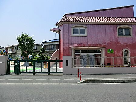愛隣幼稚園(1000m)木の温かみとぬくもりを感じる保育室、冒険心をかきたてるトチの木のトンネルや遊び心いっぱいの廊下、また環境に配慮した太陽光発電システムなどの設備があります。