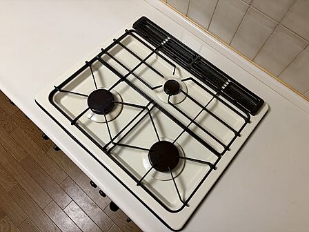 ■お料理好きには嬉しいグリル付き3口ガスコンロ採用!効率良く同時進行でお料理ができます!