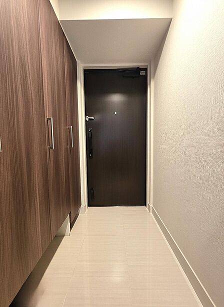 住まいの第一印象を彩る、上質な玄関空間。すっきり片付く、大容量シューズボックス。
