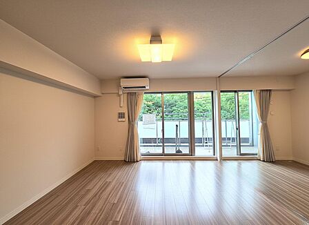 「掲載の室内写真は、生成AI(CG)で家具・小物を消したものとなります。実際の室内状況は現地を確認ください。」
