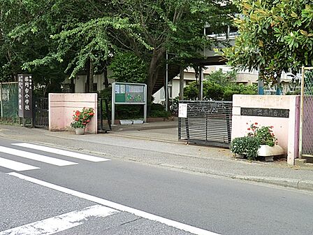 薬円台小学校まで徒歩7分。令和3年に一人一台端末、電子黒板を導入しました。