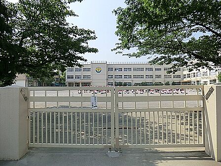 花保小学校まで約820ｍ