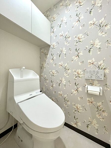 【トイレ】花柄のアクセントクロスが目を引くトイレです。個室ならではの落ち着く空間に華やかなデザインを取り入れることで、お好みのインテリアを楽しめる上品な印象に仕上げました。
