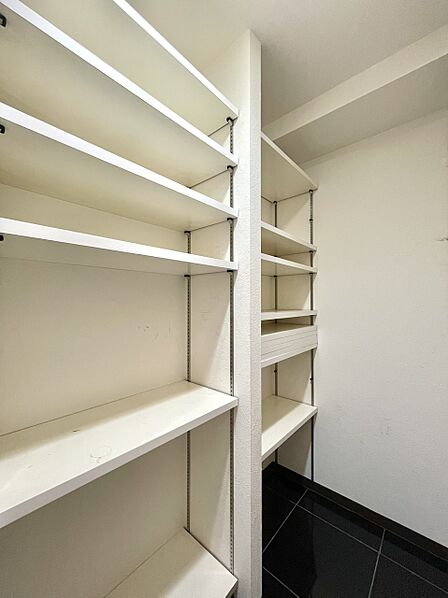 【シューズインクローク】玄関横にシューズインクロークを設置。靴を履いたまま出入りでき、家族全員の靴だけでなく、ゴルフバッグやベビーカーなど外で使う道具もまとめてきれいに保管できます。