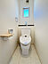 トイレ：【トイレ】ホワイト基調のスタイリッシュなトイレ空間。余計な圧迫感を与えずすっきりと見せる色調で、好みのマットや小物を合わせやすく、好みの空間演出を楽しめる仕様です。